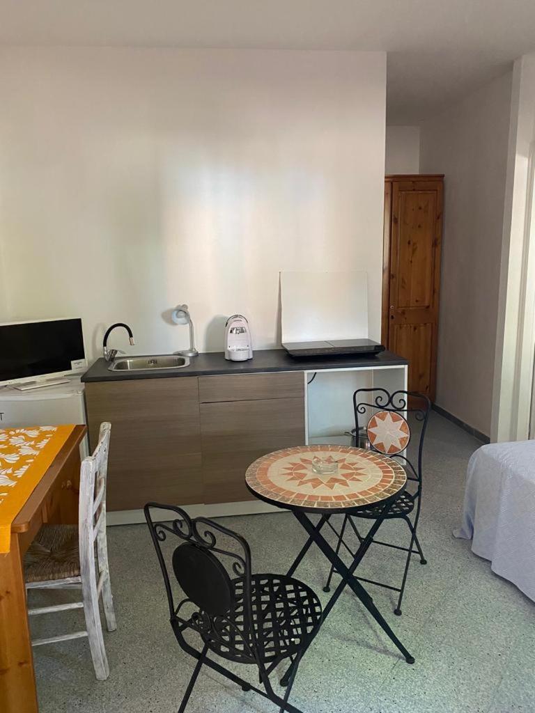 Aparthotel Le Stanze Del Mare Golfo Aranci Habitación foto